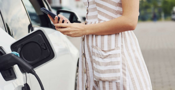 elektroauto am ladekabel