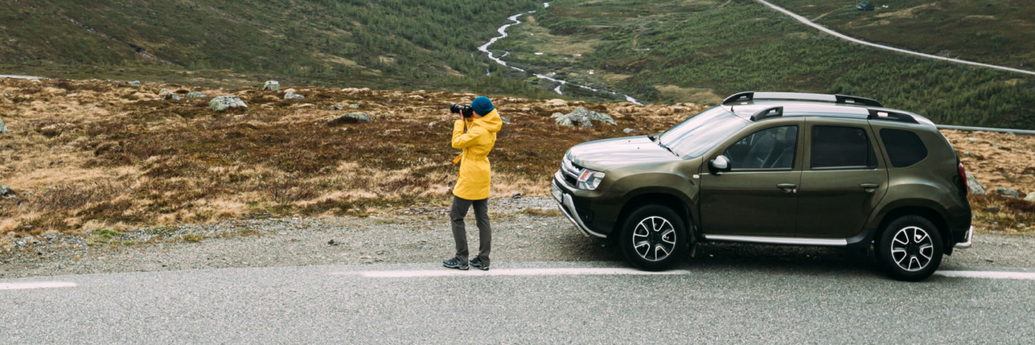 ein kompakt suv auf einer landstrasse