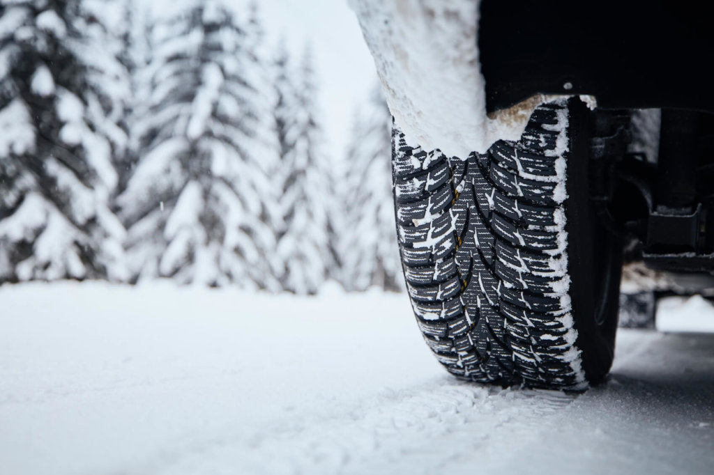 auto auf schneebedeckter strasse