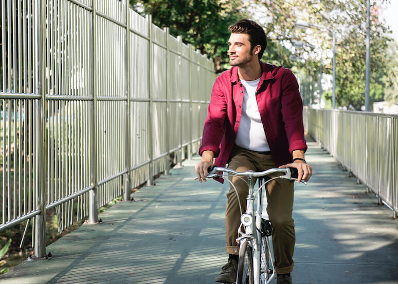 junger mann fährt fahrrad