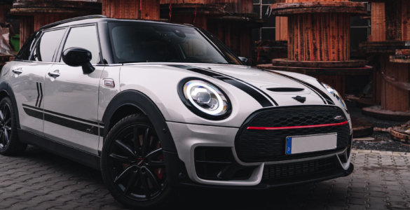 sportlicher kleinwagen in grau