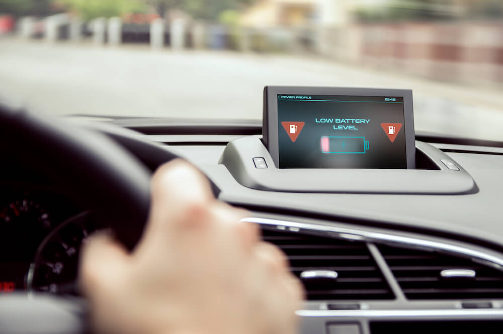 batteriewarnung im e-auto cockpit