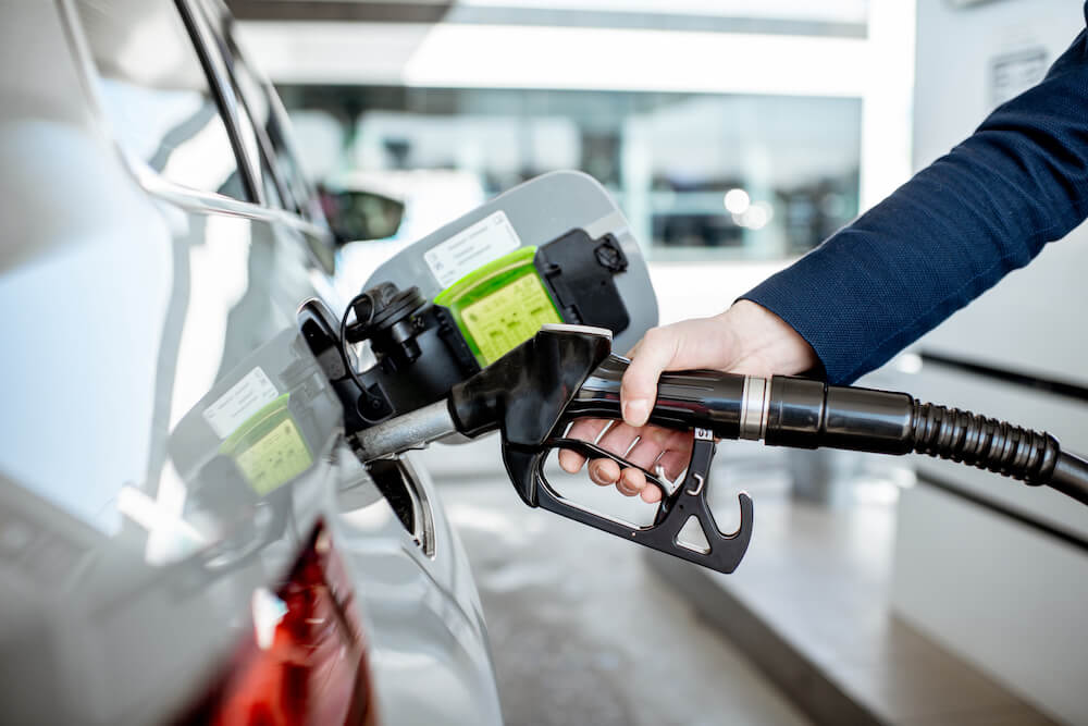 auto tanken zur vorbereitung von langer standzeit