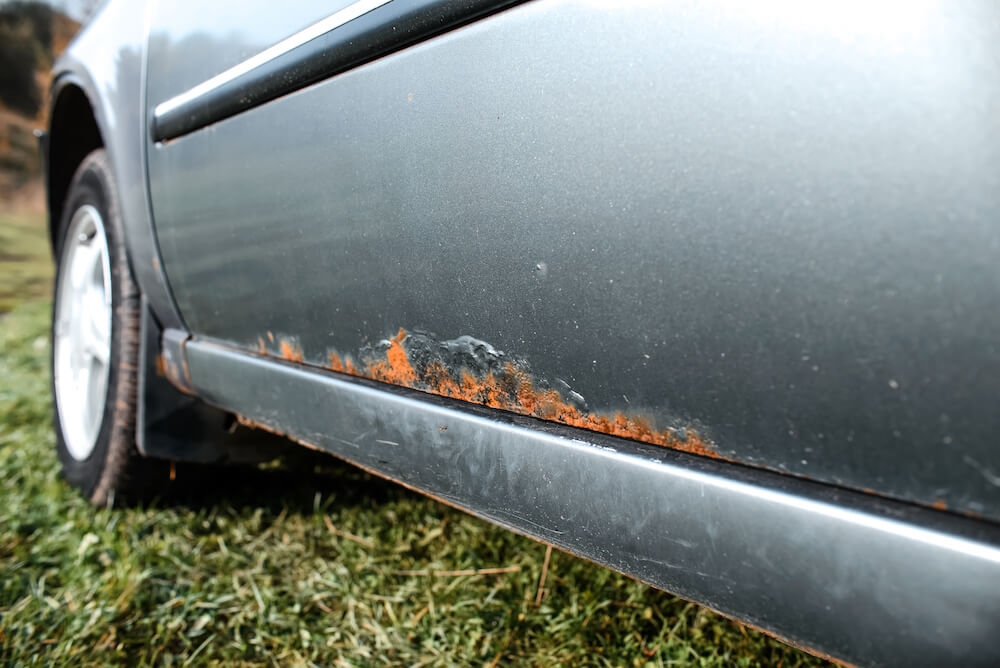 rost an der auto zierleiste