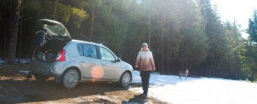 kleines auto mit allrad im wald