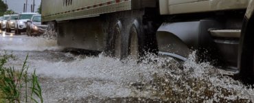 Lkw und Pkw auf nasser Fahrbahn