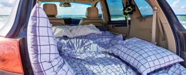 Autokofferraum mit Decke und Kopfkissen