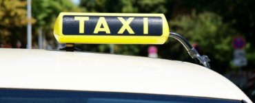 taxi mit taxischild