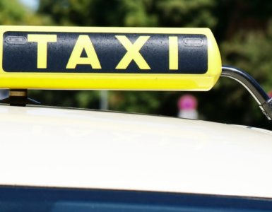 taxi mit taxischild