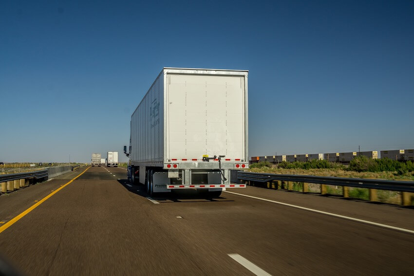 angst vor auto fahren neben lkw