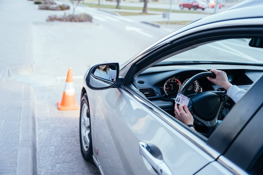 Warnweste, Warndreieck & Co.: Diese Dinge sind Pflicht im Auto!