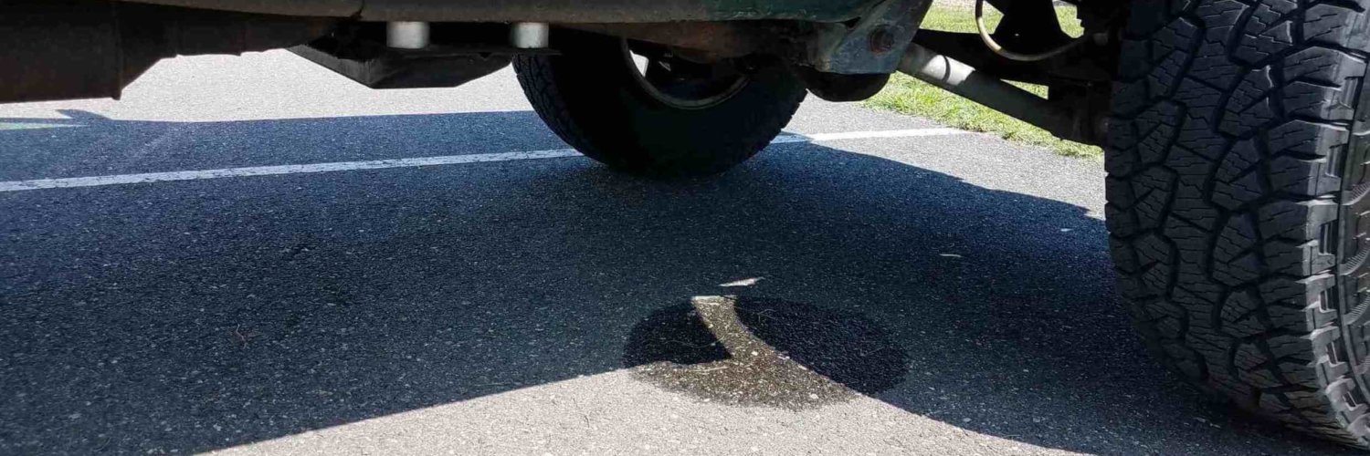 wasserpfuetze unter pkw