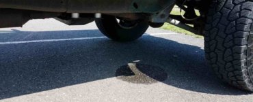 wasserpfuetze unter pkw