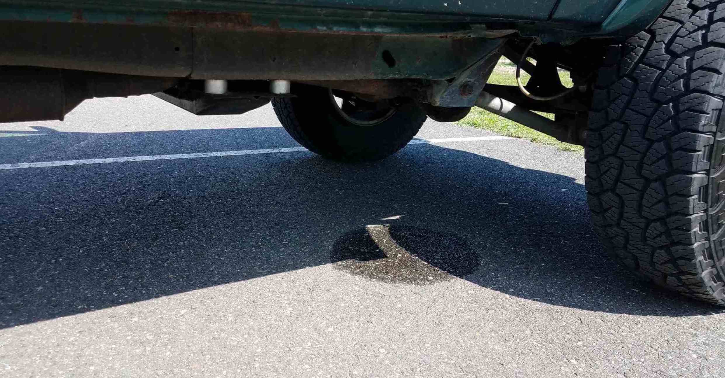 Kondenswasser aus der Klimaanlage Feuchtigkeit unter dem Auto