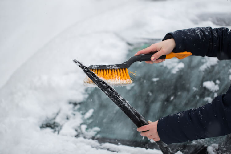 Eiskratzer und Handfeger gehören im Winter ins Auto