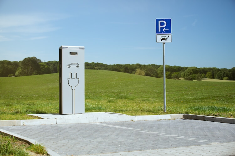 elektroauto an e ladestation parken