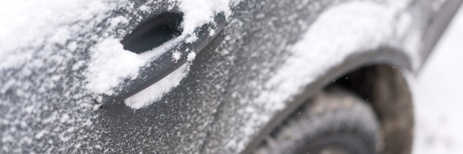 festgefrorene autotuer enteisen