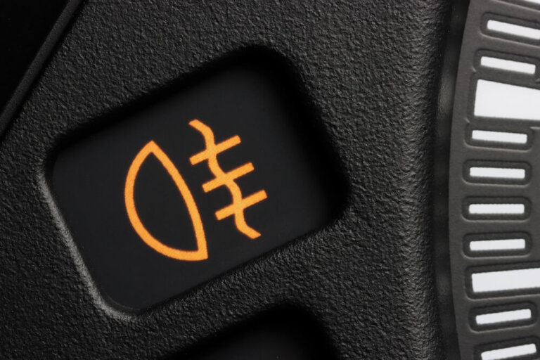 Woran Können Sie Erkennen Dass Die Nebelschlussleuchte Eingeschaltet Ist Nebelschlussleuchte: Wann ist sie Pflicht? Farbe, Symbol & Co.